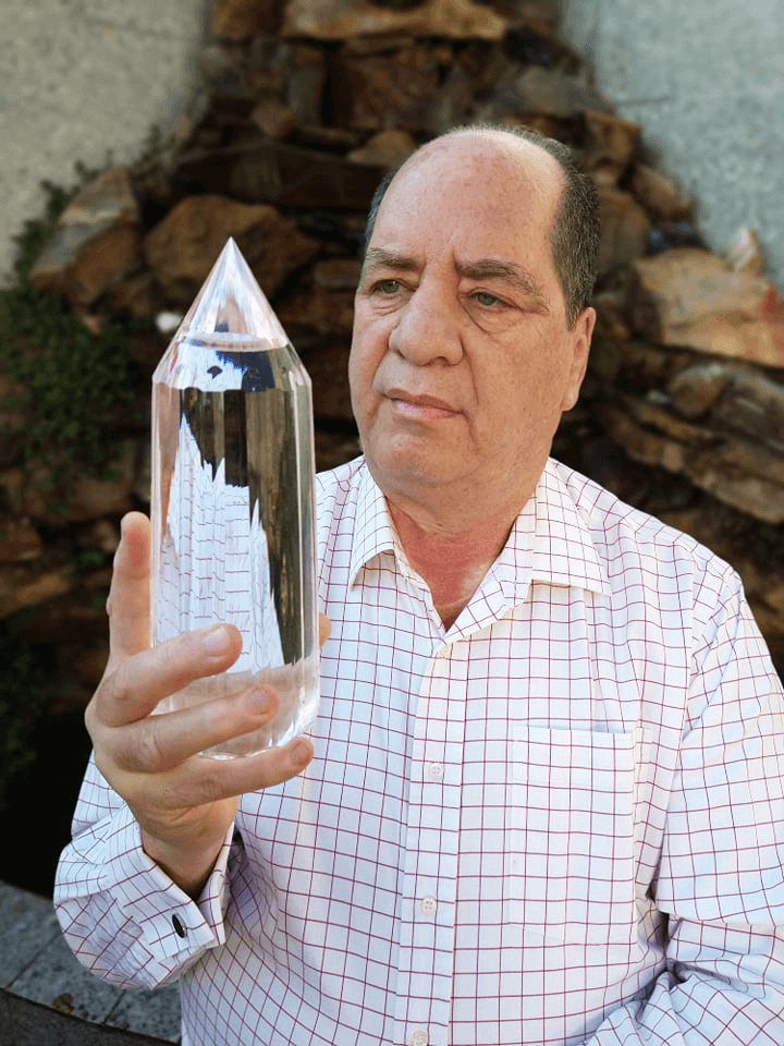 Medium Paul Simons holding a Vogel Crystal